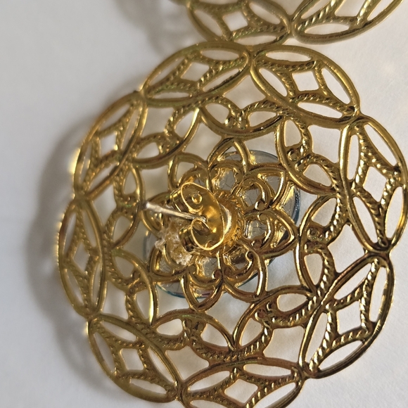 Vintage earrings large big green gem gold tone filigree pierced posts - Picture 7 of 13